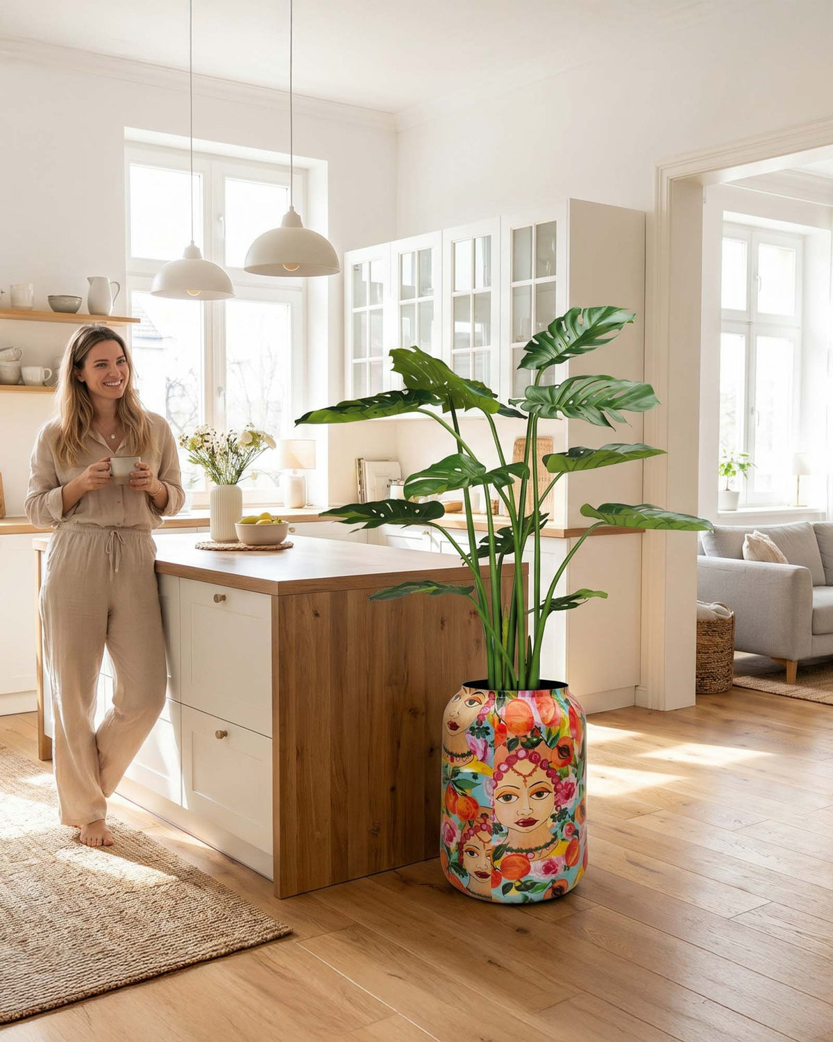Große Monstera Kunstpflanze mit charakteristischen Blättern in Frontansicht für moderne Innenräume