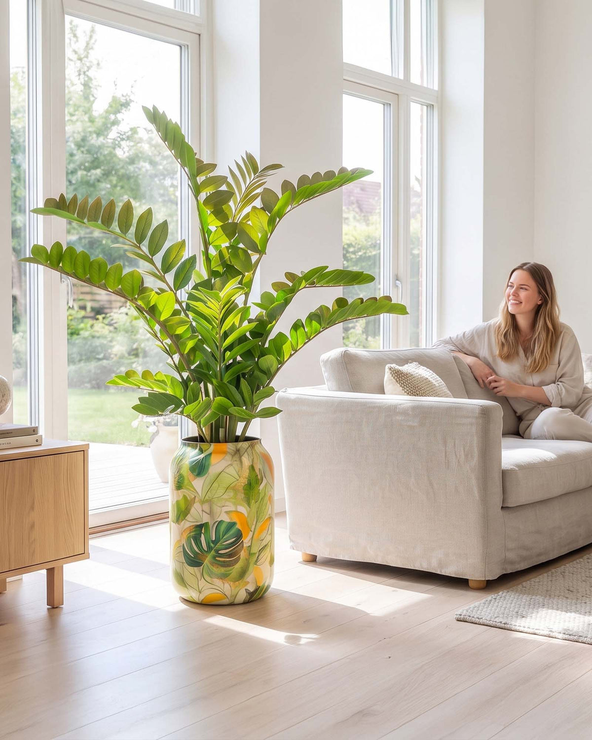 Set aus Zamioculcas und Bodenvase Botanical Grace, Tropic Indigo, Safari Gold, Lemon Harmony oder Bali Blossom