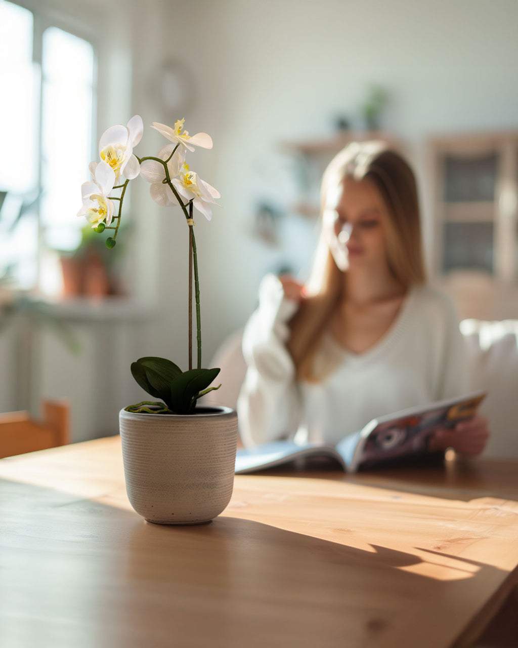 Weiße Orchidee Kunstpflanze in blühender Optik Detailansicht der naturgetreuen Blütenblätter
