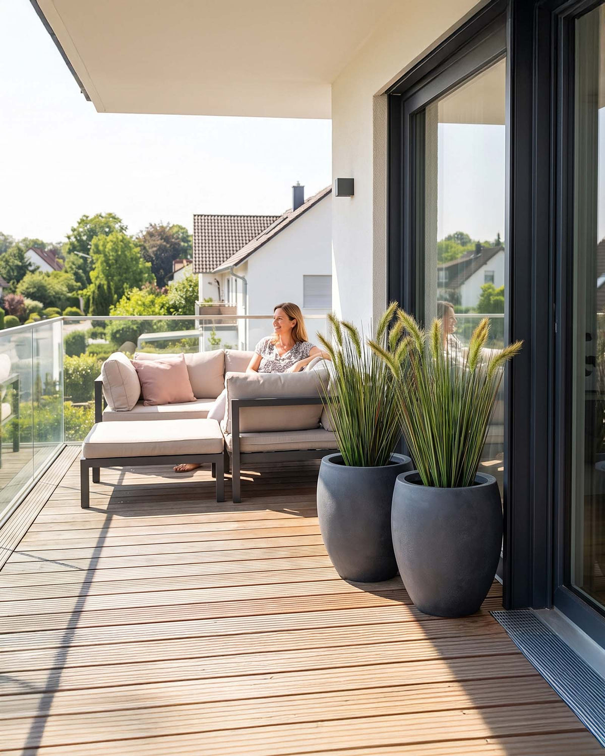 Künstliches Fuchsschwanzgras UV-stabil im grauen Bodenvase Outdoor Set von Get Your Green Frontansicht