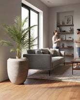 Set aus Calmo Bodengefäß in Gold und Goldfruchtpalme Frontansicht für das Wohnzimmer