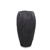Schwarze Fluvia Bodenvase UV-stabil für Outdoor in der Seitenansicht für zeitlose Eleganz