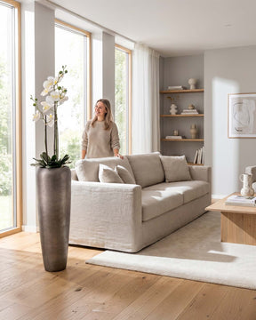 Set Noblesse Bodenvase mit Orchidee Frontansicht für architektonischen Charakter im Wohnzimmer