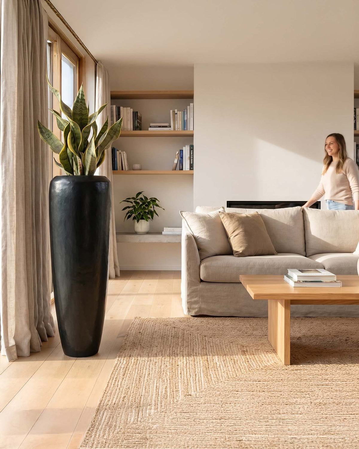 Niva Bodenvase mit Sansevieria Bogenhanf im Set für das Wohnzimmer Frontansicht