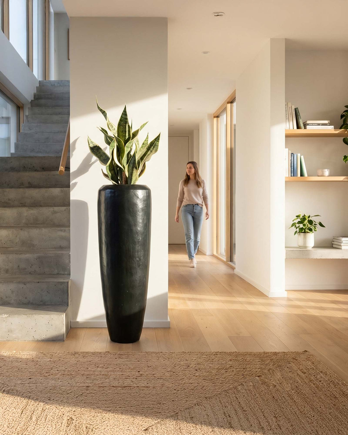 Sansevieria Bogenhanf Kunstpflanze aus recyceltem Material in der Frontansicht für moderne Innenräume
