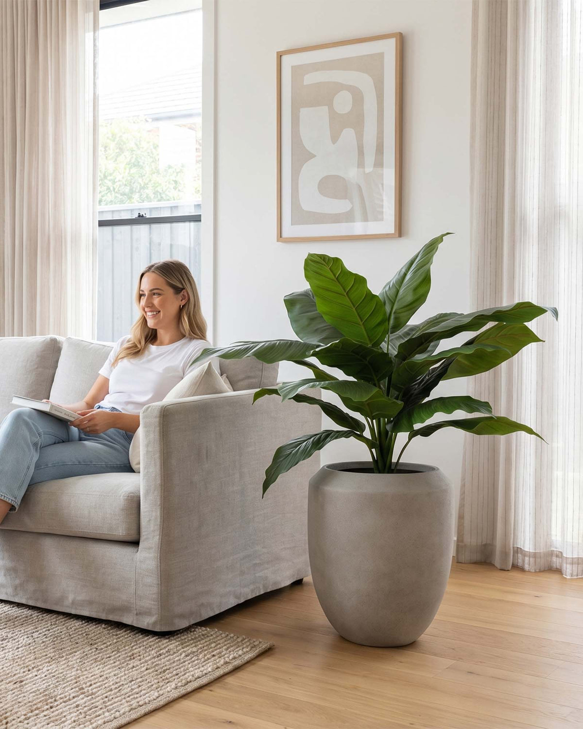 Einblatt Spathiphyllum Kunstpflanze mit weißen Blüten und grünen Blättern Frontansicht Natürliche Eleganz ohne Pflegeaufwand