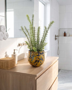 UV-stabiler künstlicher Rosmarin im goldenen Designtischgefäß aus recyceltem Material Frontansicht Get Your Green