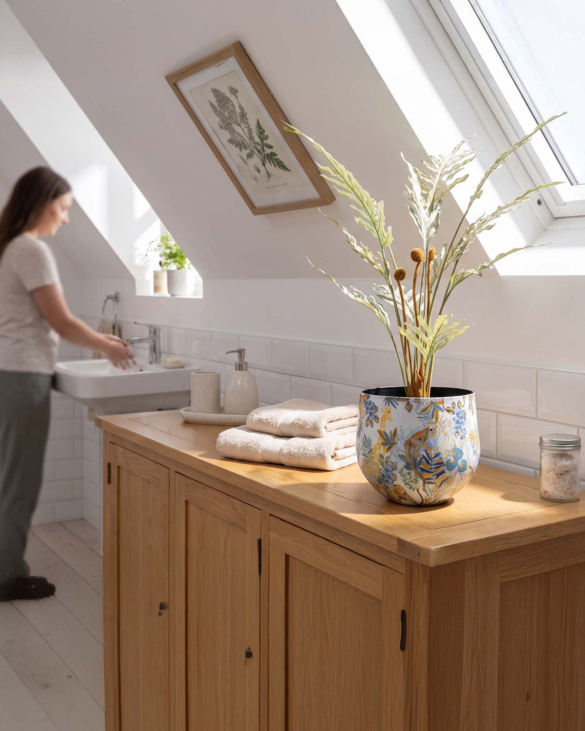 Künstlicher Goldtüpfelfarn im goldenen Designtischgefäß von Get Your Green Frontansicht UV-stabil