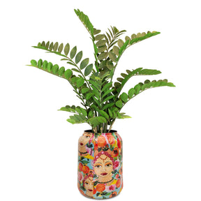 Zamioculcas im Set mit Bodenvase Botanical Grace Detailansicht der hochwertigen Oberflächenstruktur im Wohnzimmer