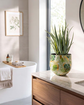 UV-stabile Aloe Vera von Get Your Green im recycelten Designtischgefäß Frontansicht für das Bad
