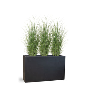 Detailansicht Zebragras im anthrazitfarbenen Basalo Raumteiler aus recyceltem Material für die Terrasse