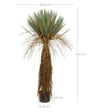 Große Yucca Palmlilie Kunstpflanze aus recyceltem Material in der Detailansicht von oben