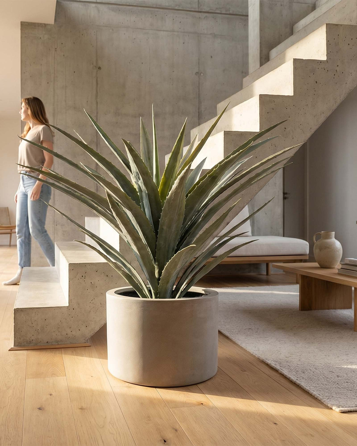 UV-stabile Agave Kunstpflanze aus recyceltem Material in der Frontansicht für natürliche Eleganz