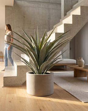 UV-stabile Agave Kunstpflanze aus recyceltem Material in der Frontansicht für natürliche Eleganz