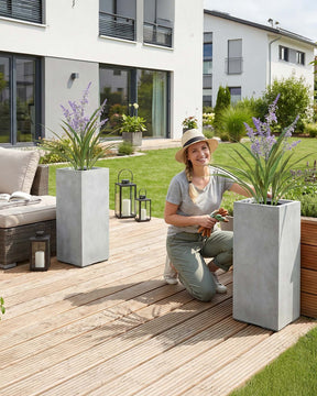 Set aus grauer Mono Pflanzsäule und Lavendel Frontansicht für die Terrasse