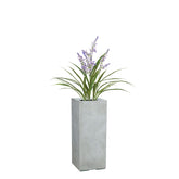 Graue Mono Pflanzsäule mit Lavendel im Set Seitenansicht für die Terrasse