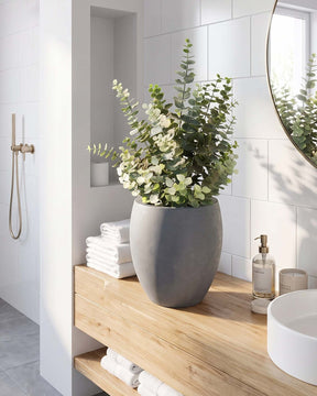 Künstlicher Eucalyptus im grauen Mono Bodengefäß von Get Your Green Frontansicht UV-stabil