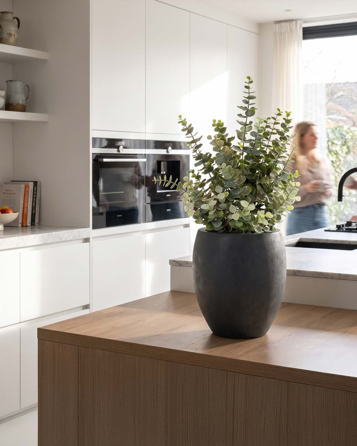 Set aus Mono Bodengefäß und Eucalyptus