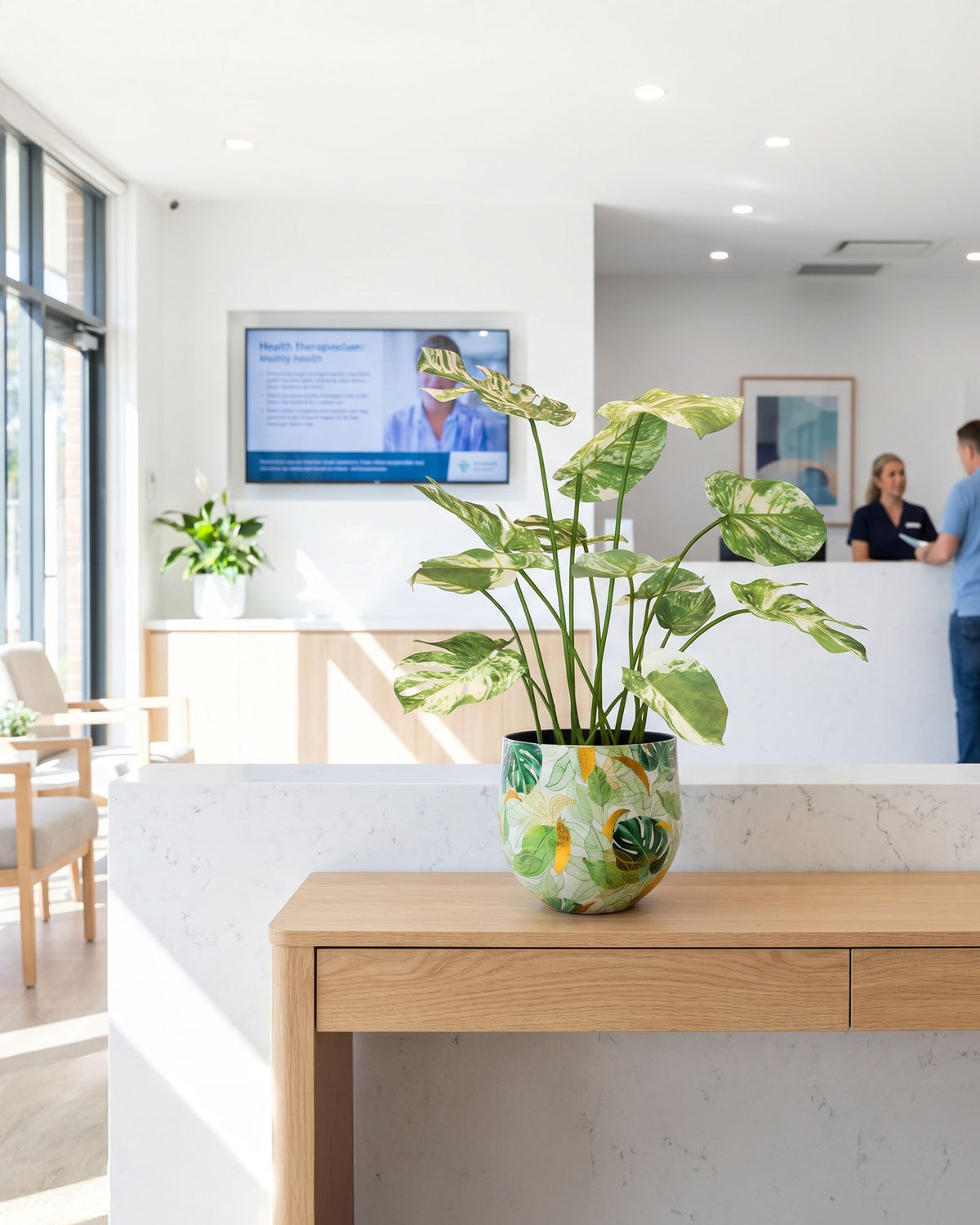 Fensterblatt Monstera Kunstpflanze in Frontansicht mit architektonischem Charakter für moderne Innenräume
