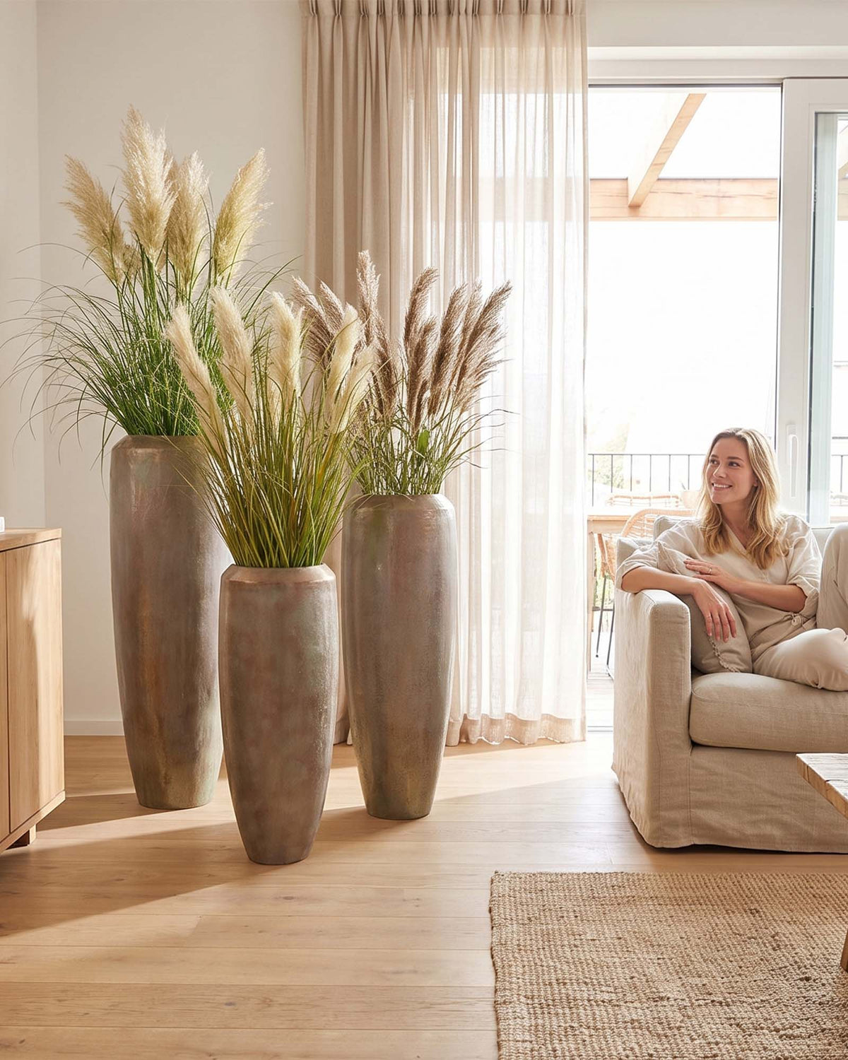 Niva Bodenvase in Bronze mit Pflanzeinsatz UV-stabile Outdoor Dekoration Seitenansicht Get Your Green